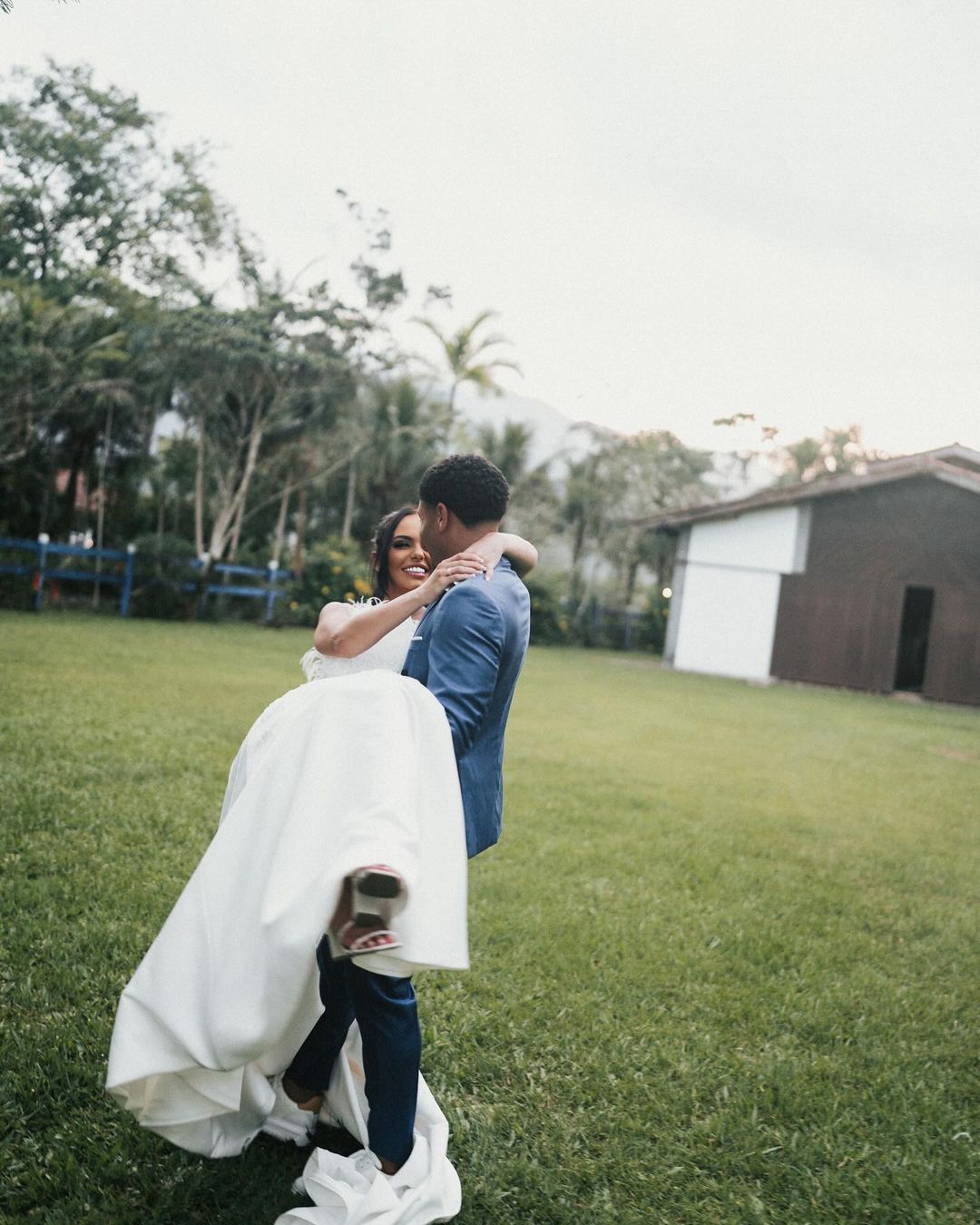 恭喜！18岁罗克与妻子举行婚礼，甜蜜亲吻