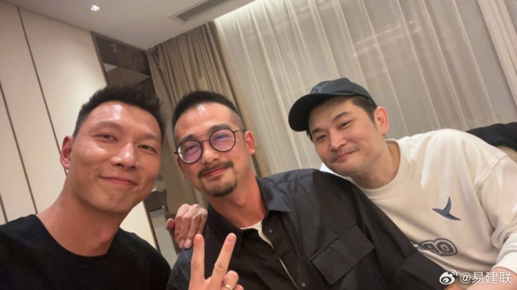易建联发博晒照：相遇永远都是最奇妙的缘分祝大家2024更加精彩