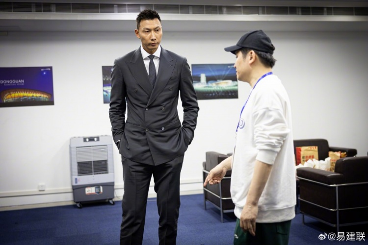 易建联发博晒照：相遇永远都是最奇妙的缘分祝大家2024更加精彩
