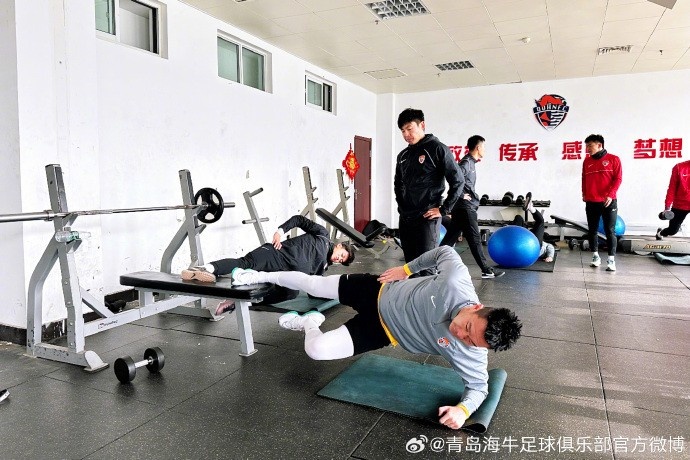 青岛海牛队今日开启新年的首堂训练课，多名球员归队参加训练