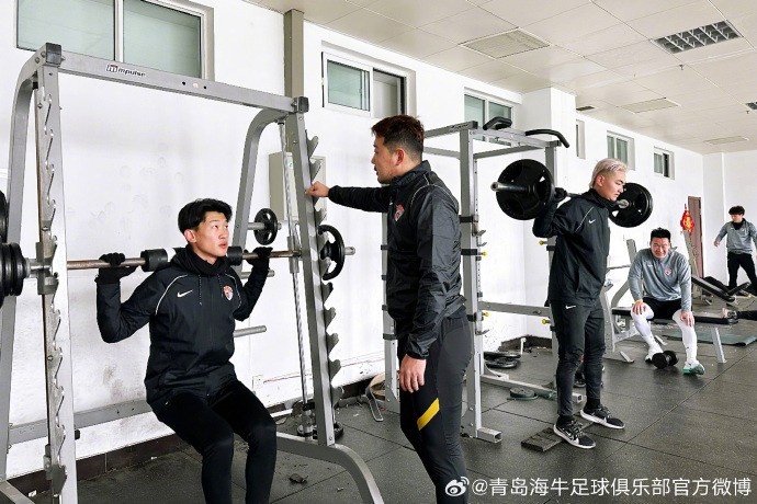 青岛海牛队今日开启新年的首堂训练课，多名球员归队参加训练