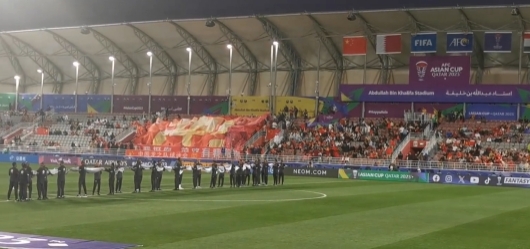国足赛前TIFO：冲！由于看台太小施展不开
