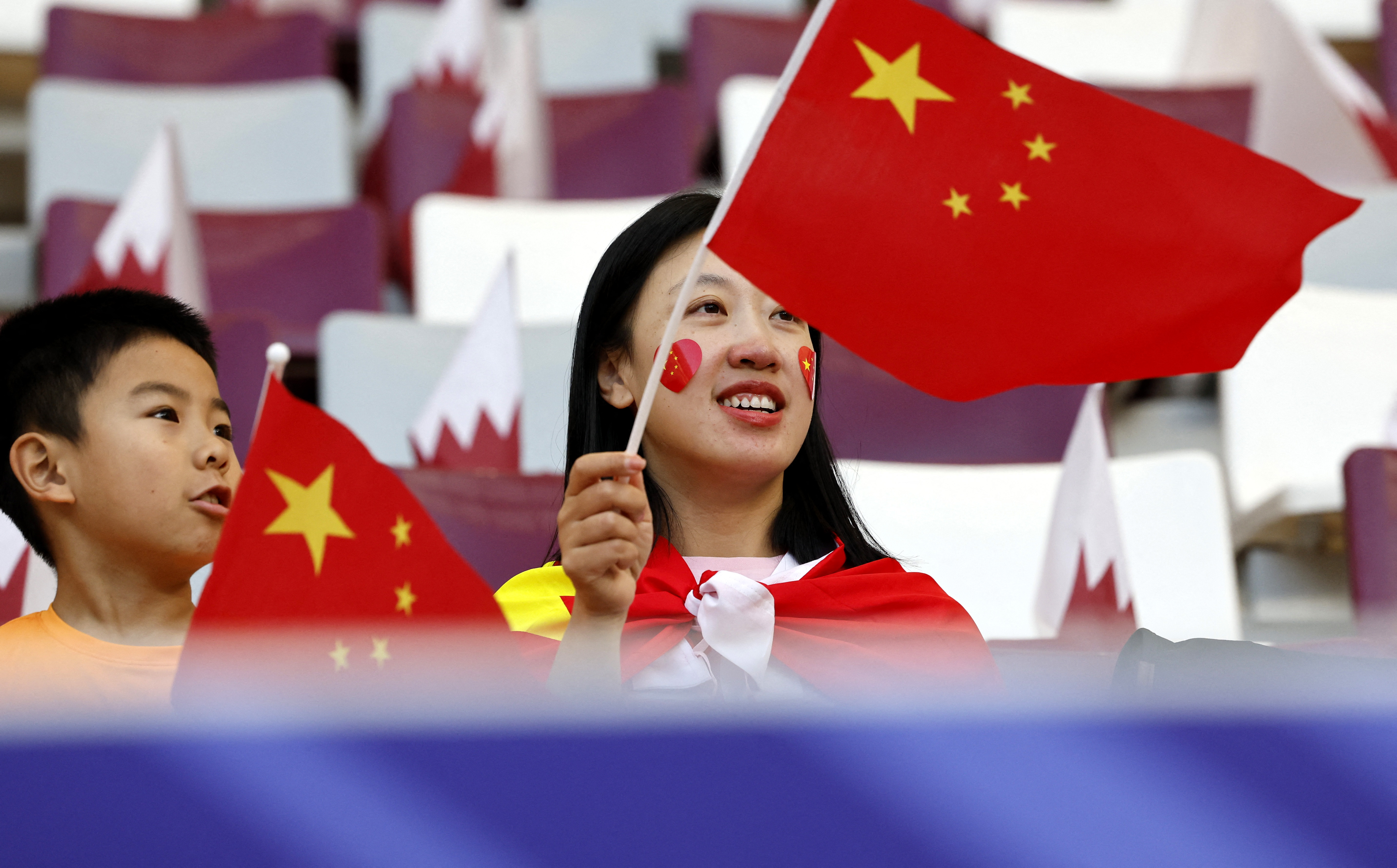 现场国足球迷很热情！老大爷用横幅“赢球才是硬道理”支持国足！