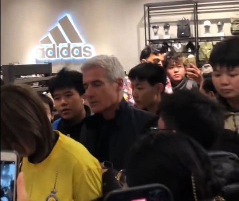 博主：C罗和利雅得全队都还在深圳，很多球迷遇到了主帅卡斯特罗