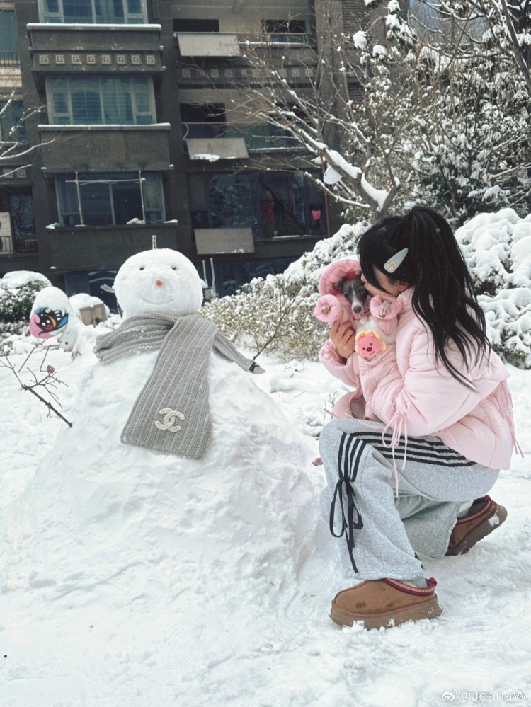 韦世豪妻子社媒晒照：下雪啦下雪啦！