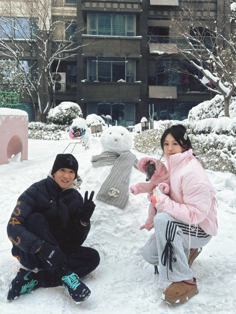 韦世豪妻子社媒晒照：下雪啦下雪啦！