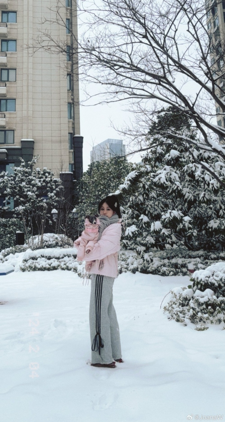 韦世豪妻子社媒晒照：下雪啦下雪啦！