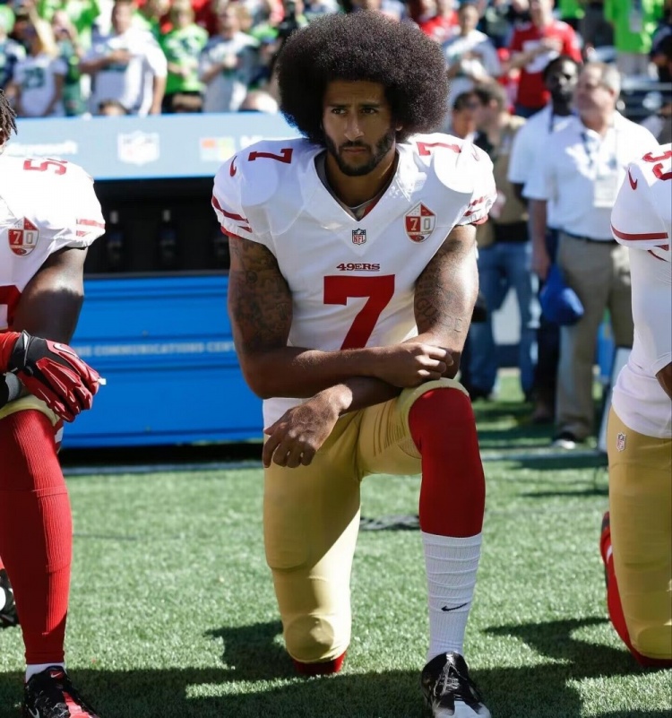 维尼修斯与NFL球星科林进行反种族主义合作：世界会更美好