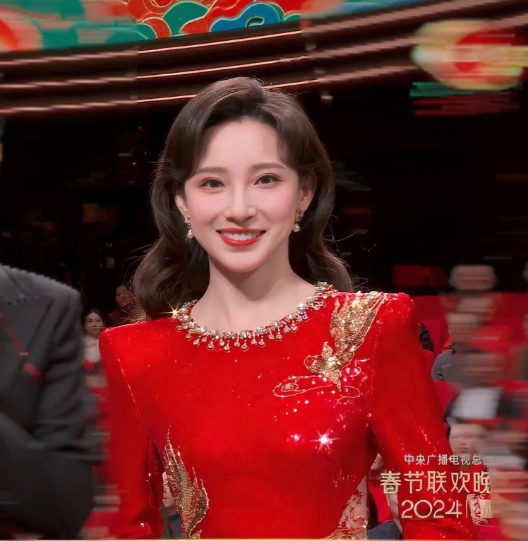 马凡舒：给大家拜年啦龙年大吉我要看重播以及变魔术，哈哈！