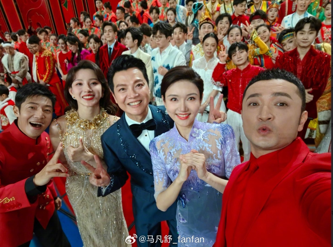 马凡舒：给大家拜年啦龙年大吉我要看重播以及变魔术，哈哈！