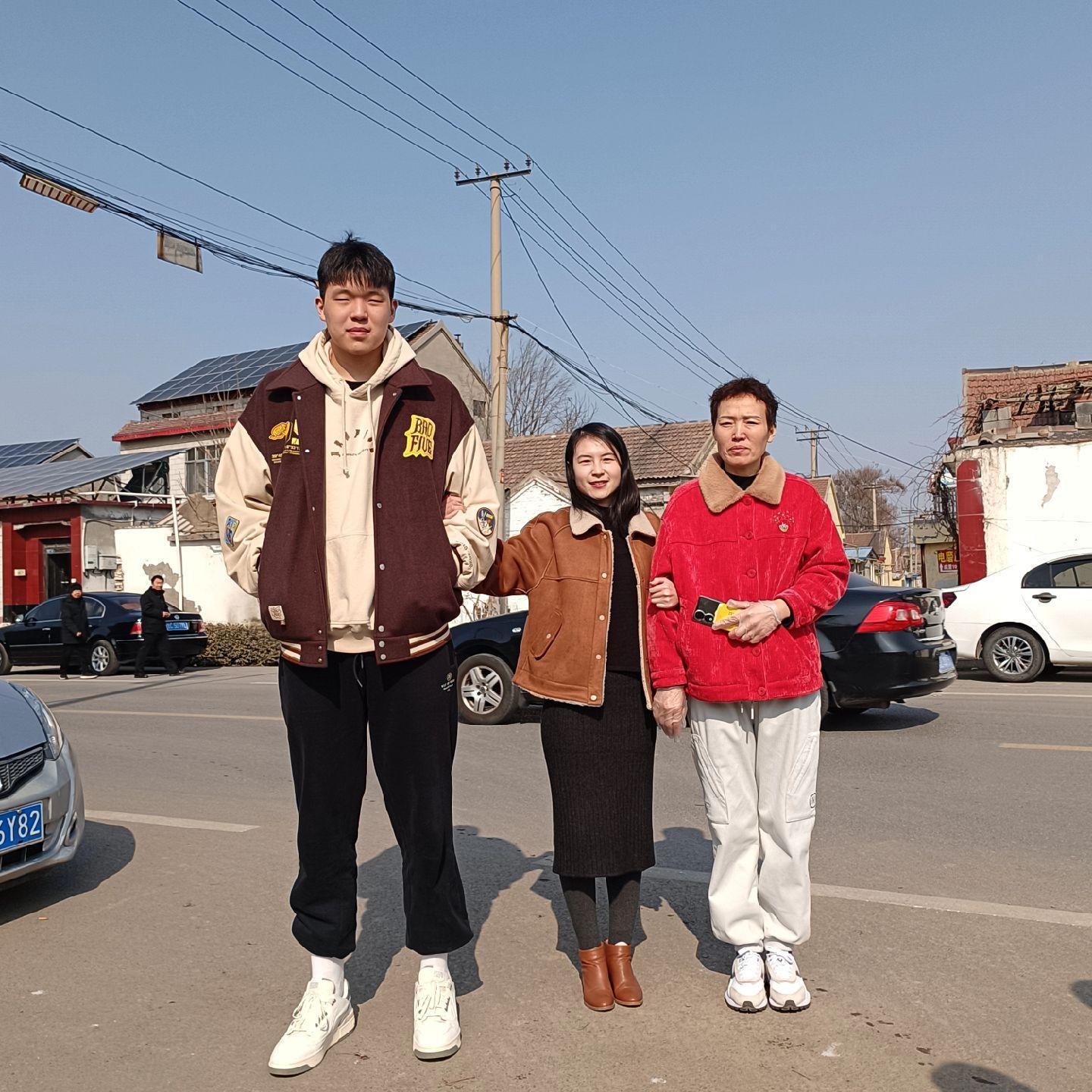 这是真的全村希望！杨瀚森回家过年七大姑八大姨争相合照