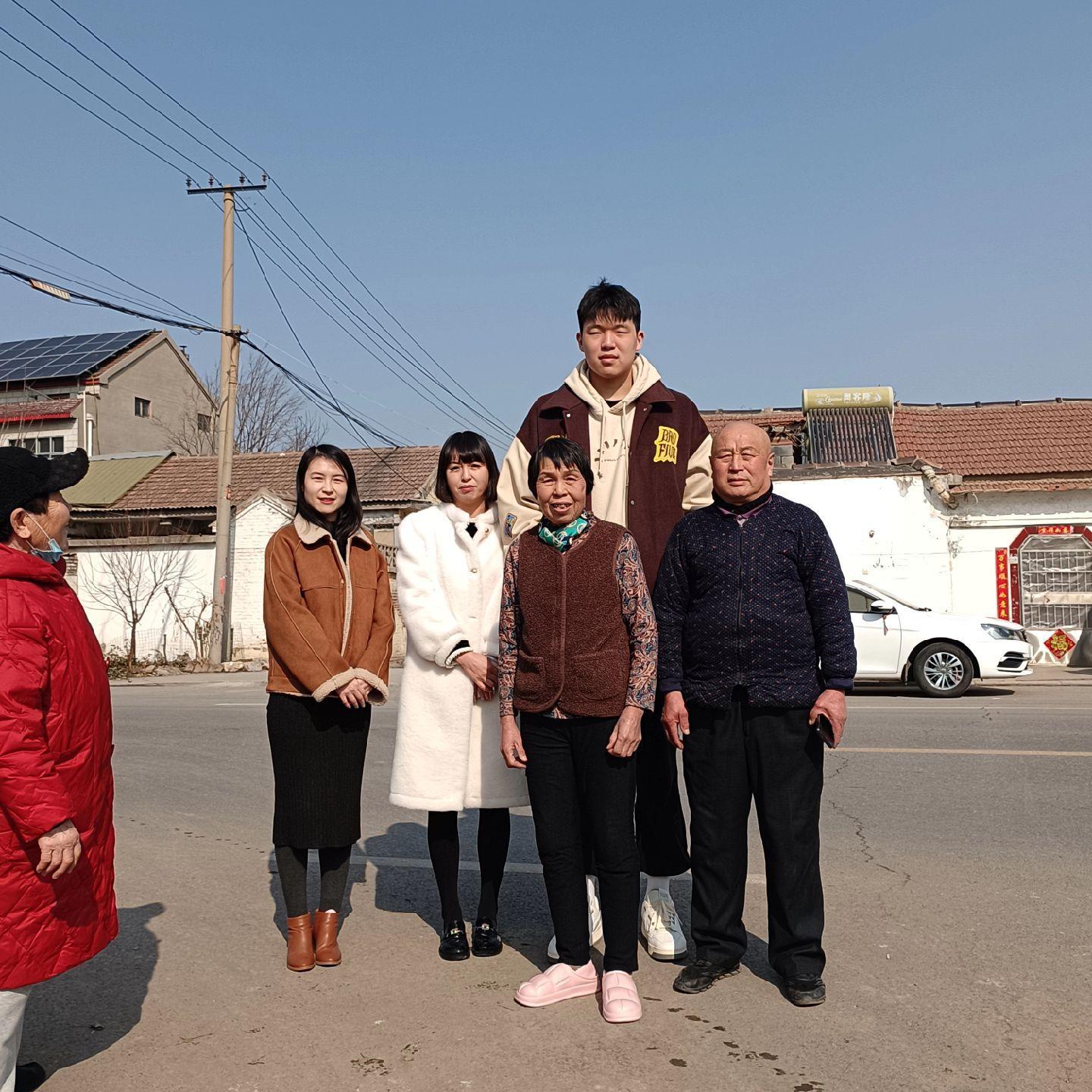 这是真的全村希望！杨瀚森回家过年七大姑八大姨争相合照