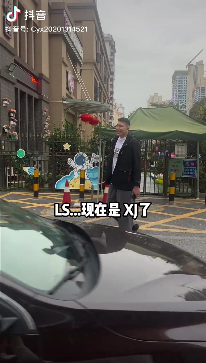 李炎哲回广州过年和崔永熙热情拥抱上身广州“换老板”文化衫