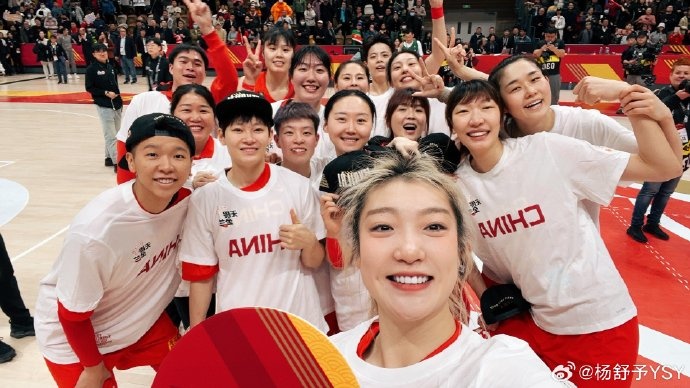 中国女篮获得奥运会资格！杨舒予晒女篮合照：继续继续新年快乐