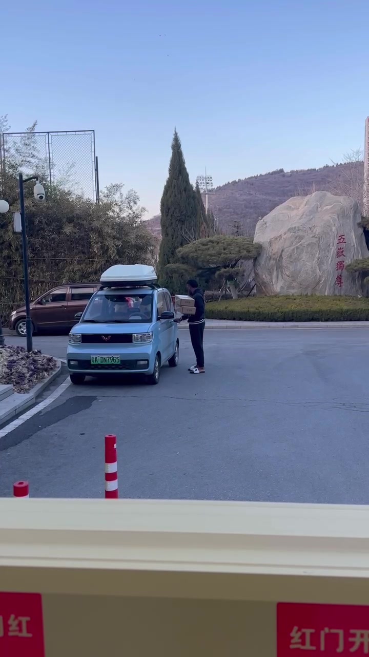 博主晒费南多拿快递视频：看样子腿伤问题不大，能否上场待定