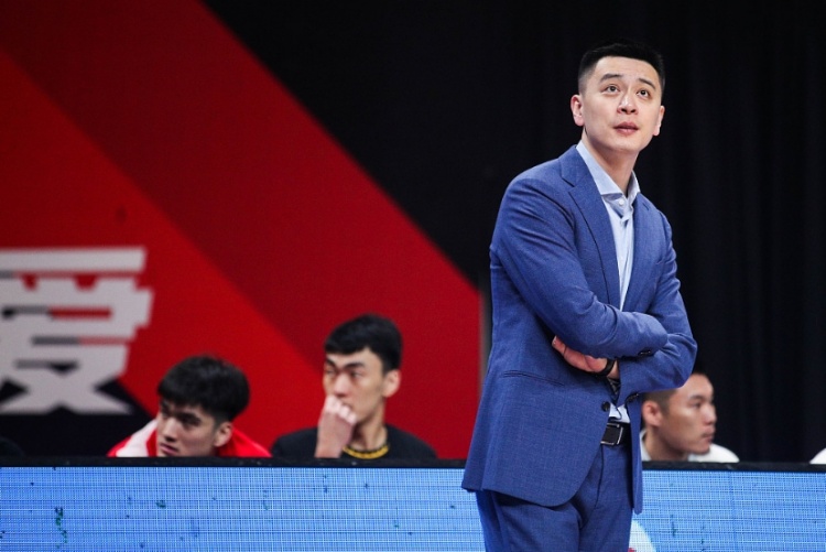 沈阳日报：辽篮第三阶段将迎来多场硬仗杨鸣肩上的压力不小