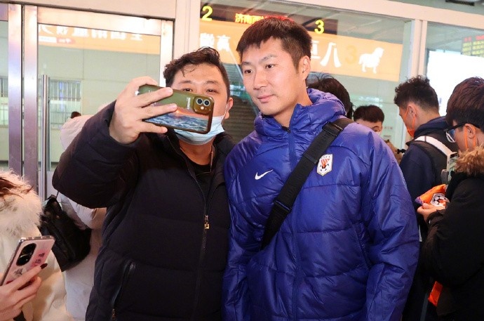 山东泰山今天中午返回济南，二百多名热情的球迷迎接球队