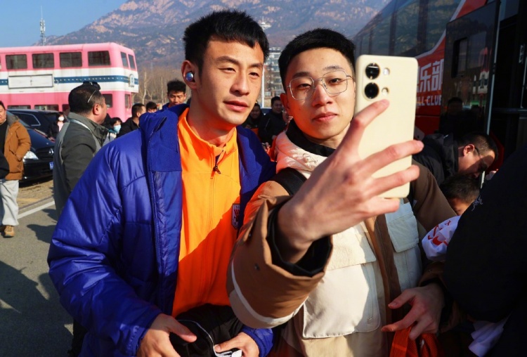 山东泰山队今日进行赛季前例行登泰山合影活动