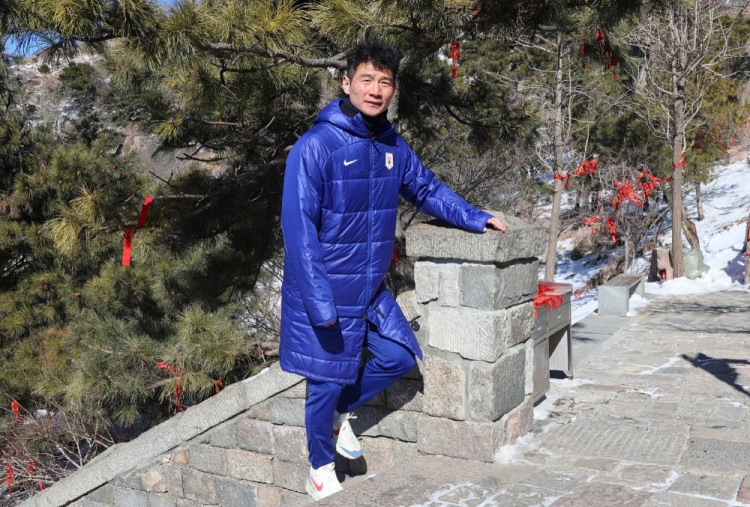 山东泰山队今日进行赛季前例行登泰山合影活动