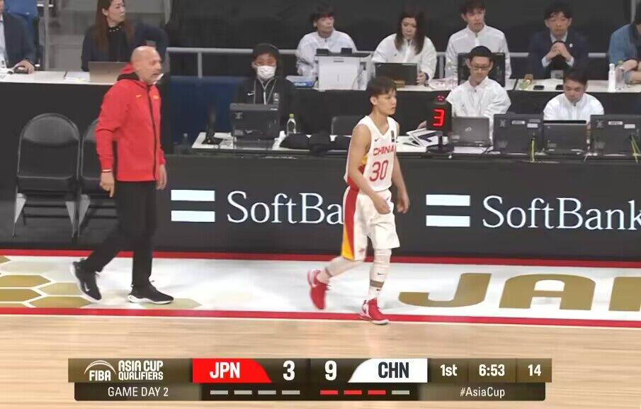 犯规麻烦！赵继伟开场3分07秒吃到2犯徐杰替换其上场