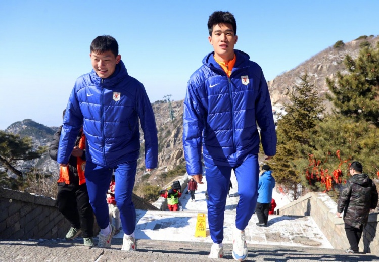 山东泰山队今日进行赛季前例行登泰山合影活动