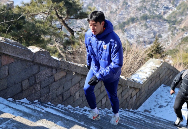 山东泰山队今日进行赛季前例行登泰山合影活动