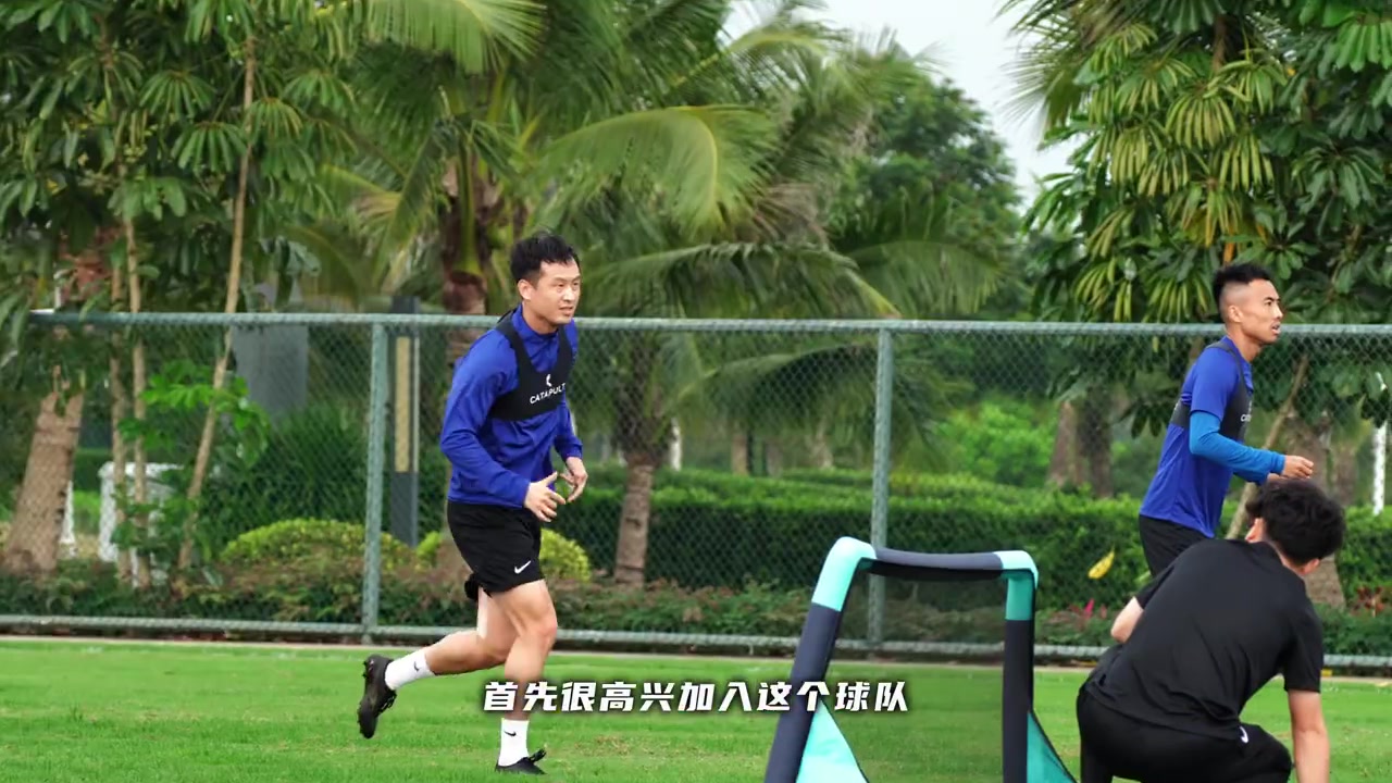 田依浓：深圳新鹏城是氛围非常好的大家庭，希望我能帮助到球队