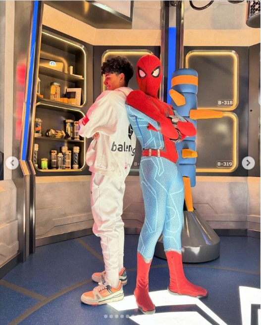 乔治娜晒图带四个孩子去巴黎迪士尼游玩：魔法世界