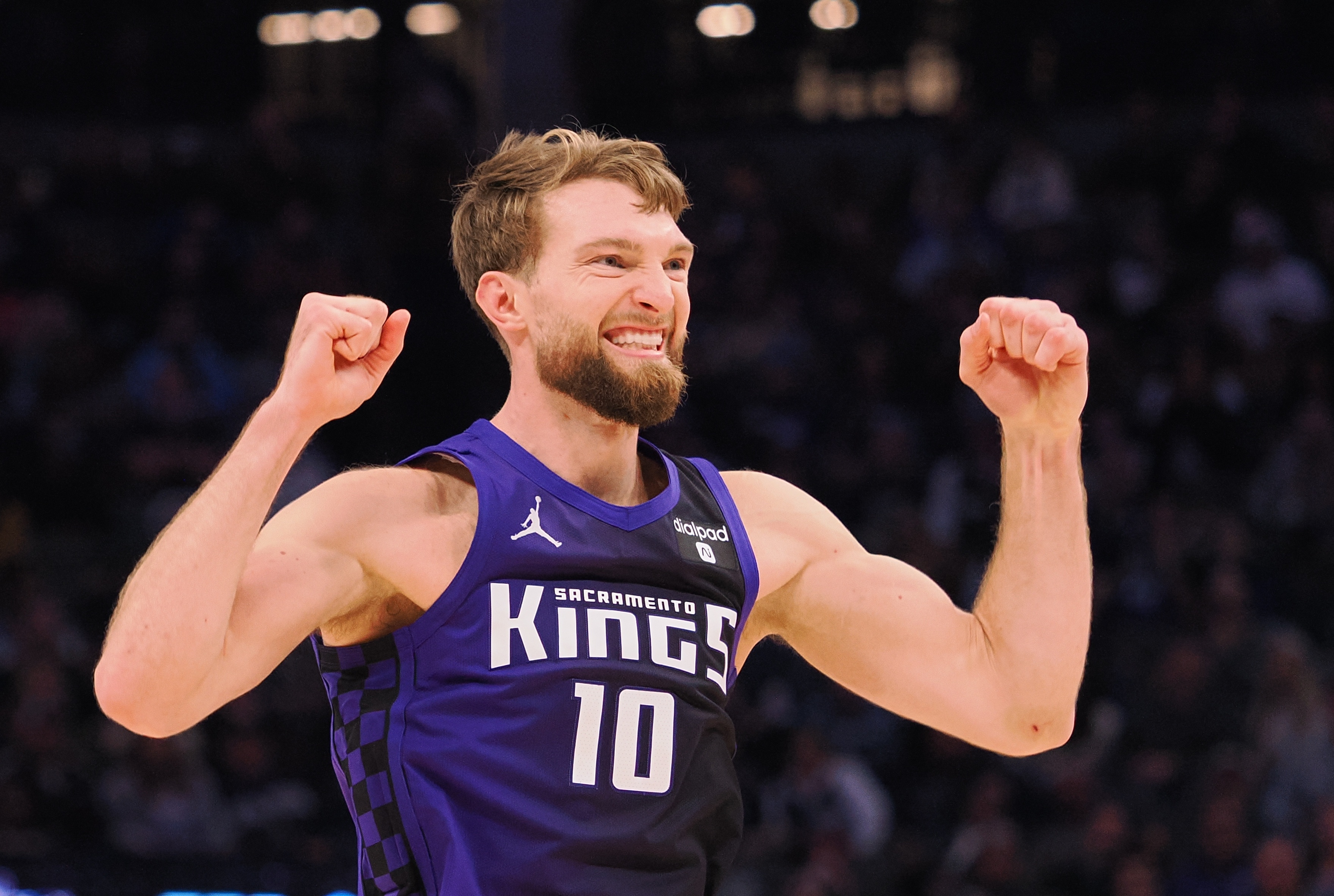 美媒：小萨是NBA历史首位当季场均至少20分10板5助的非全明星中锋