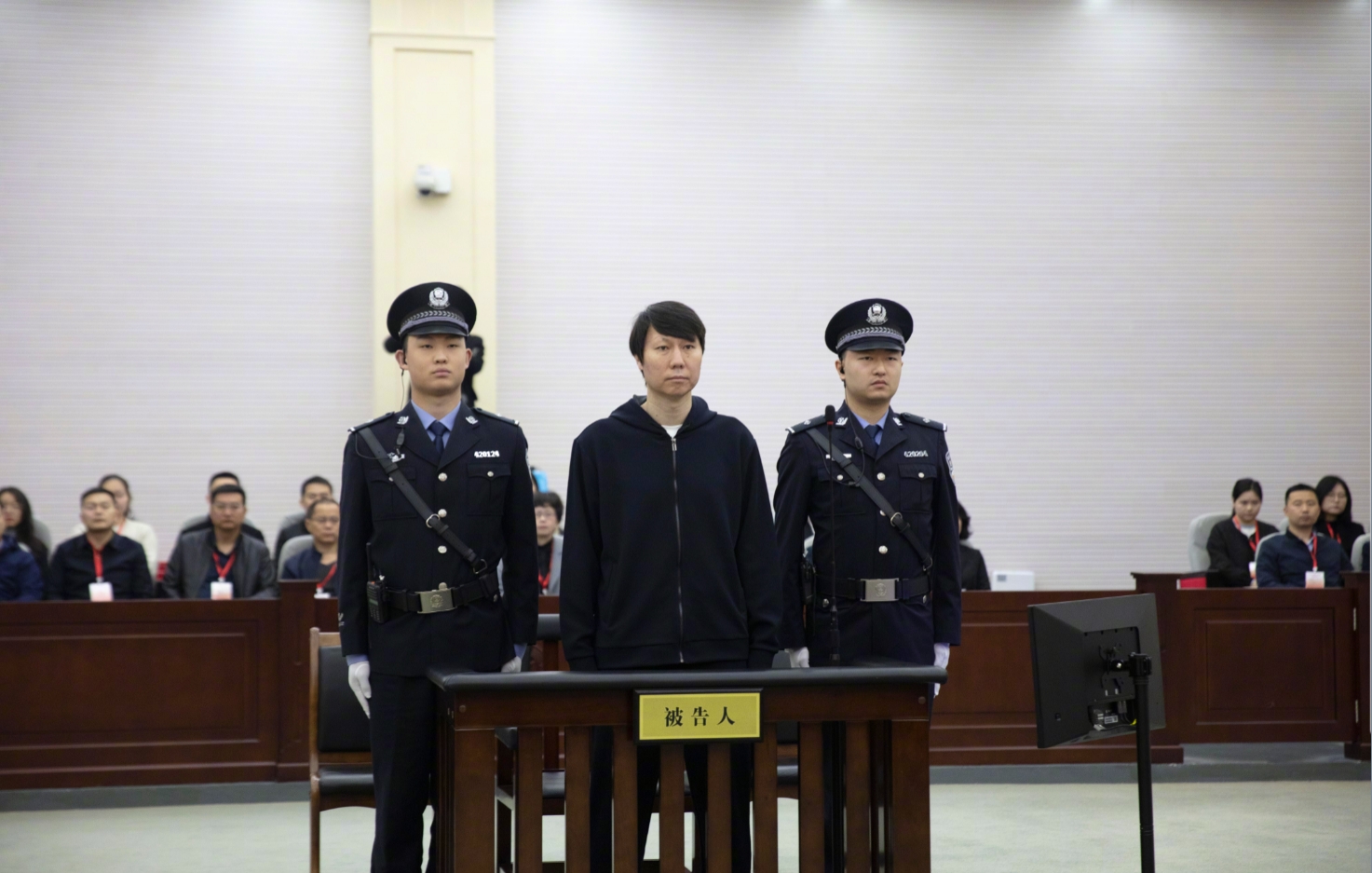境遇天差地别！今天李铁当庭认罪悔罪，范志毅在东方卫视领奖