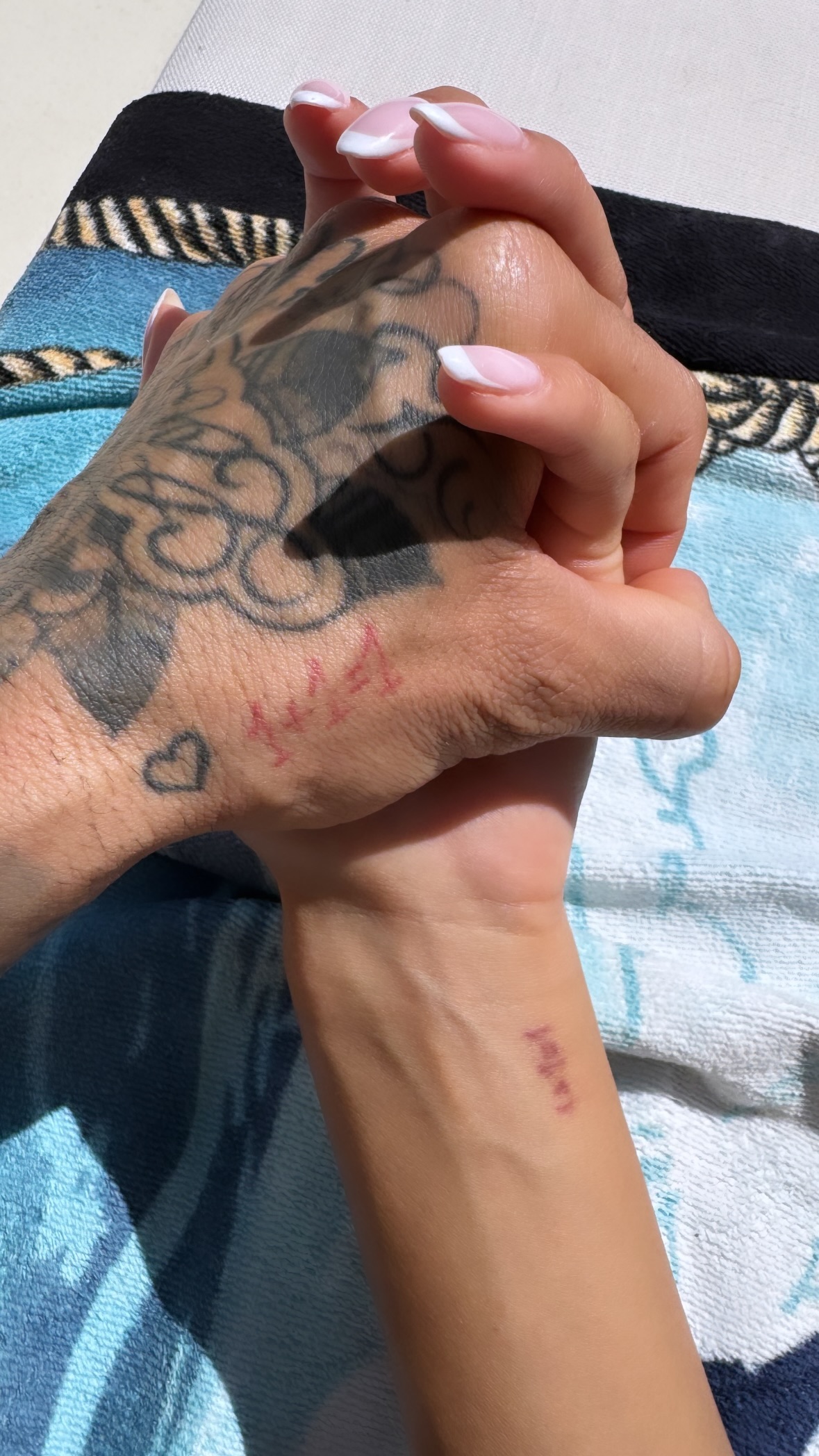 这也能不离不弃阿尔维斯前妻晒两人牵手照，疑似复合