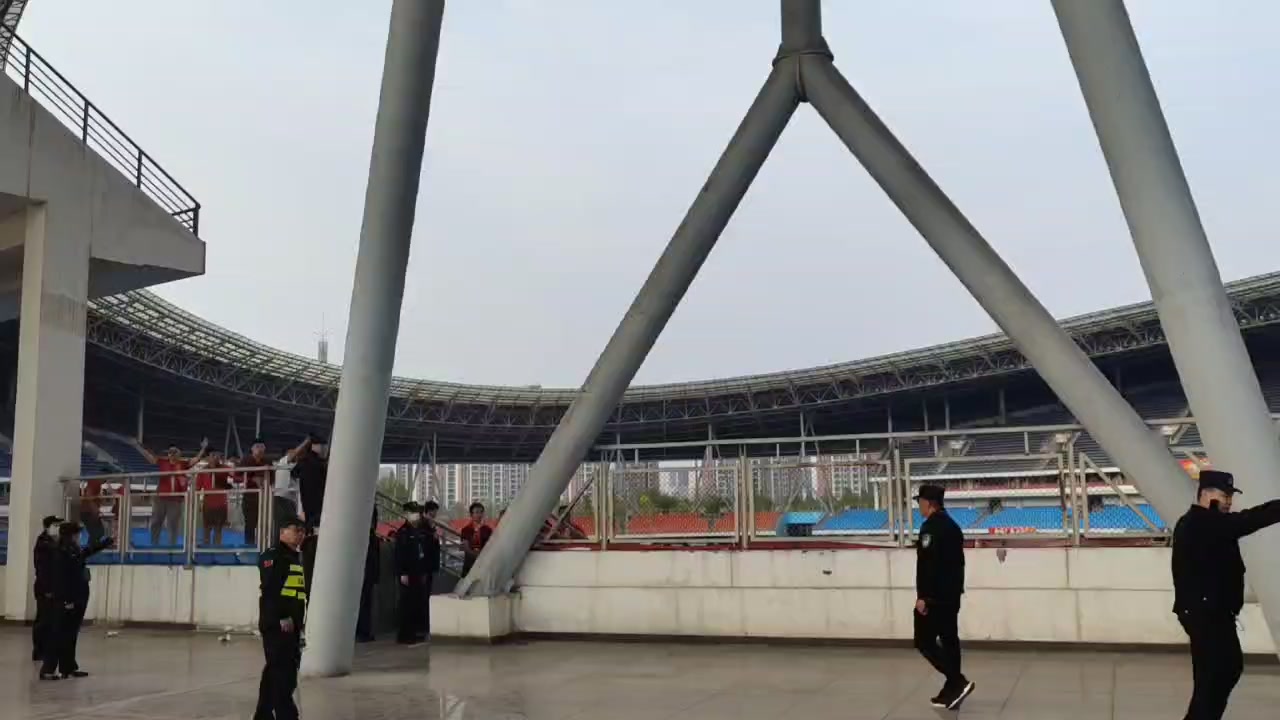 泰山与廊坊球迷激情互喷，廊坊扔出水瓶后场面险些失控