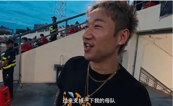 荣归故里！荣昊现身花都体育场观战老东家广州队比赛