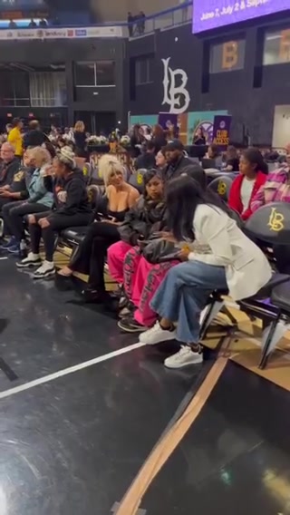 金发低胸小吊带！金卡带女儿观战WNBA