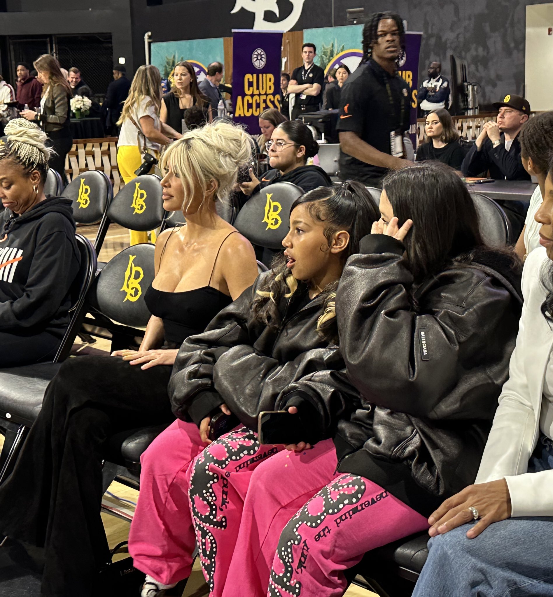 金发低胸小吊带！金卡带女儿观战WNBA