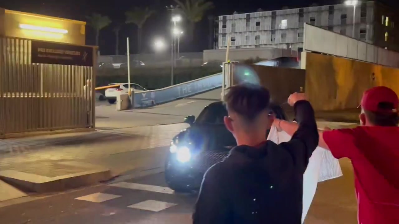 记者：莱万下赛季将留在巴萨，与弗里克重聚