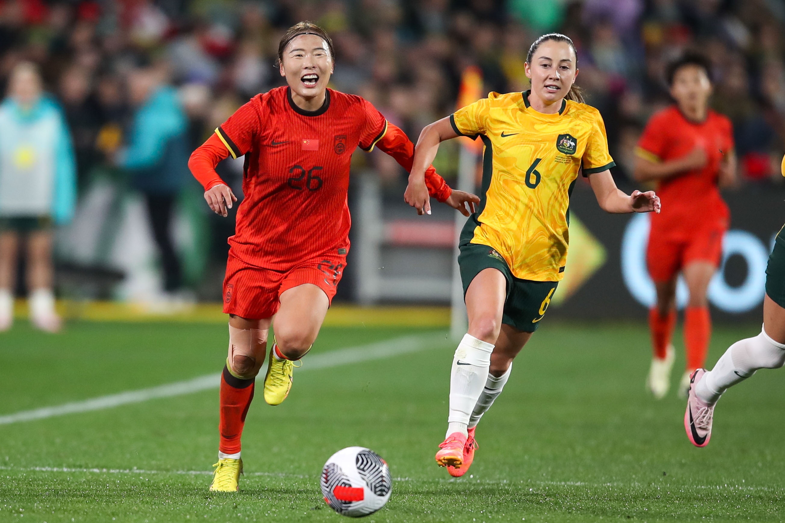 打几分中国女足首次身披国足新款球衣亮相