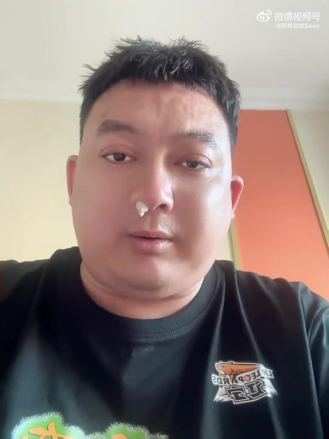 杨鸣看望过的辽篮球迷已出院杨鸣邀请他下赛季去主场看球