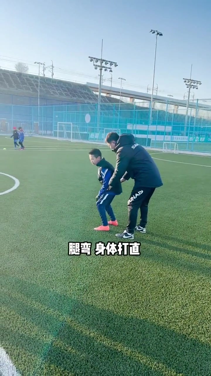 严师出高徒！孙继海纠正小球员动作，细化教导防守步伐的细节