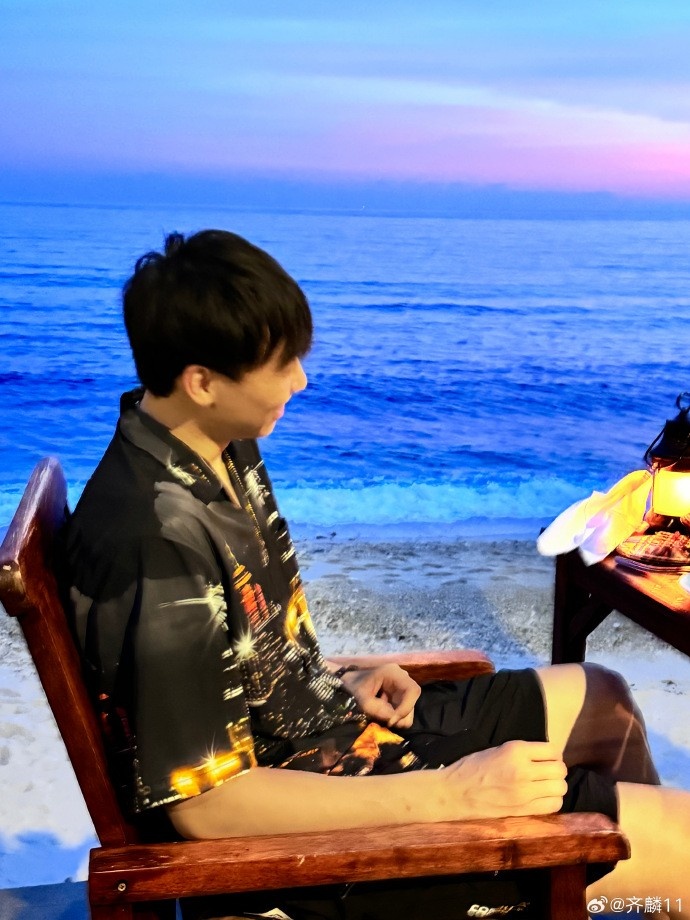 阳光与海滩！齐麟晒出游照：挺好挺好