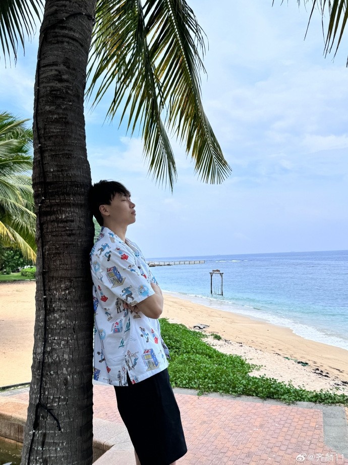 阳光与海滩！齐麟晒出游照：挺好挺好
