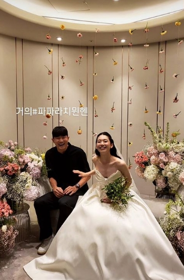 恭喜！韩国国门金承奎与女演员金珍京举行婚礼，孙兴慜到场祝贺