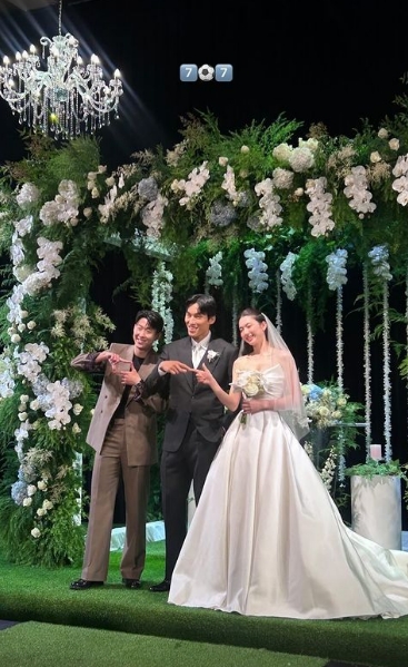 恭喜！韩国国门金承奎与女演员金珍京举行婚礼，孙兴慜到场祝贺