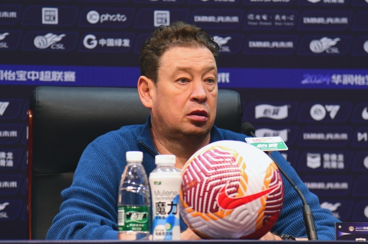 记者：斯卢茨基准备带上外援征战足协杯，陈晋一具备出战资格