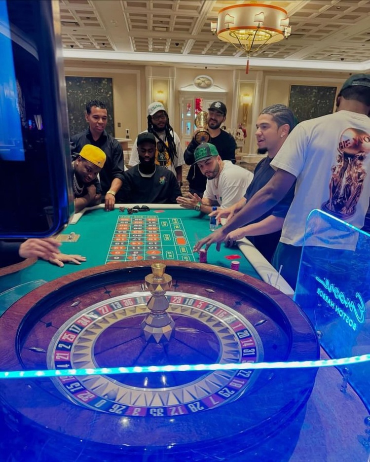 沾点好运气杰伦布朗现身赌场赌桌上放着FMVP奖杯