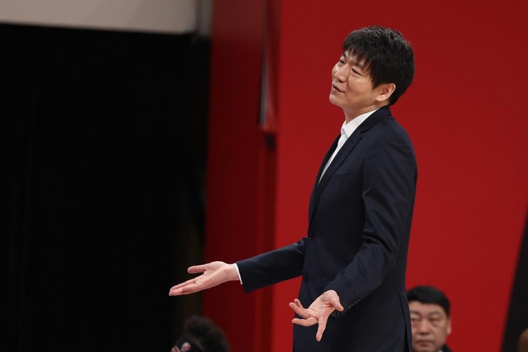最佳教练离任！探长：邱彪离开新疆男篮将担任山东主帅！