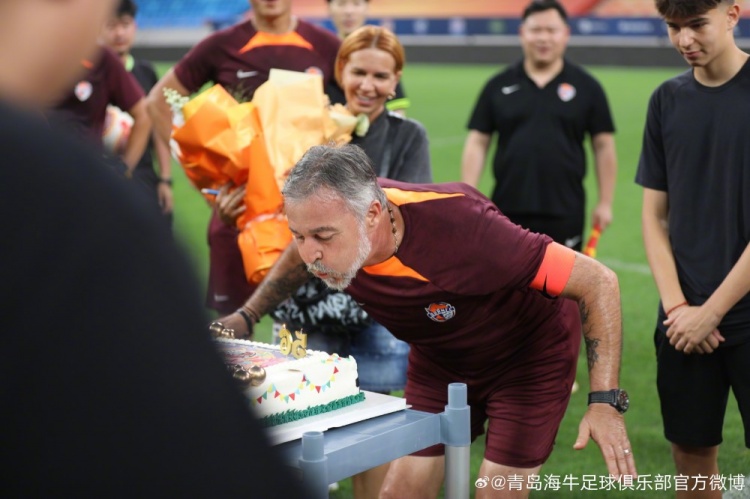 祝我们的主教练亚森先生生日快乐