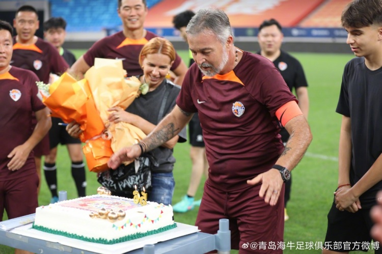 祝我们的主教练亚森先生生日快乐