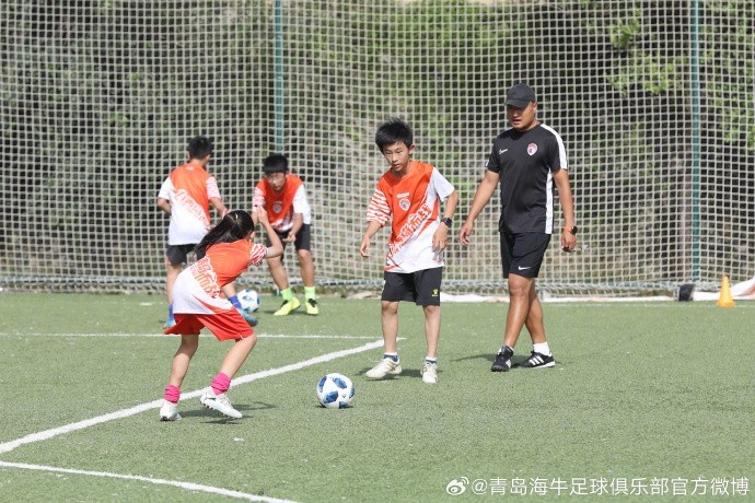 青岛海牛足球夏令营在俱乐部虎山基地梦想球场启航