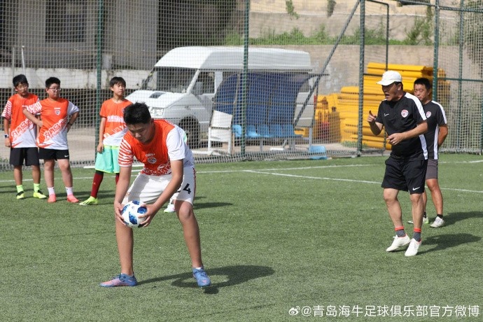 青岛海牛足球夏令营在俱乐部虎山基地梦想球场启航